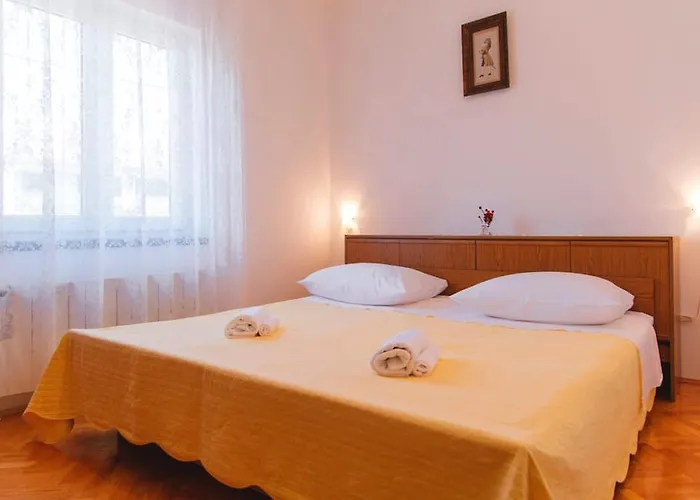 House Mariposa Τρογκίρ