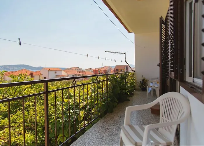 House Mariposa Τρογκίρ