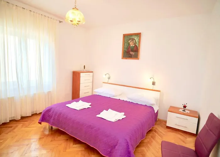 House Mariposa Τρογκίρ
